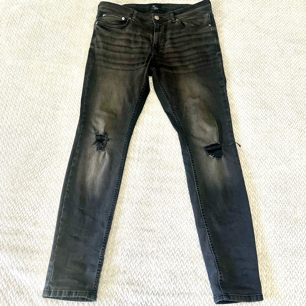 Men’s Forever 21 Slim Fit Black Jeans with Rips at the Knees